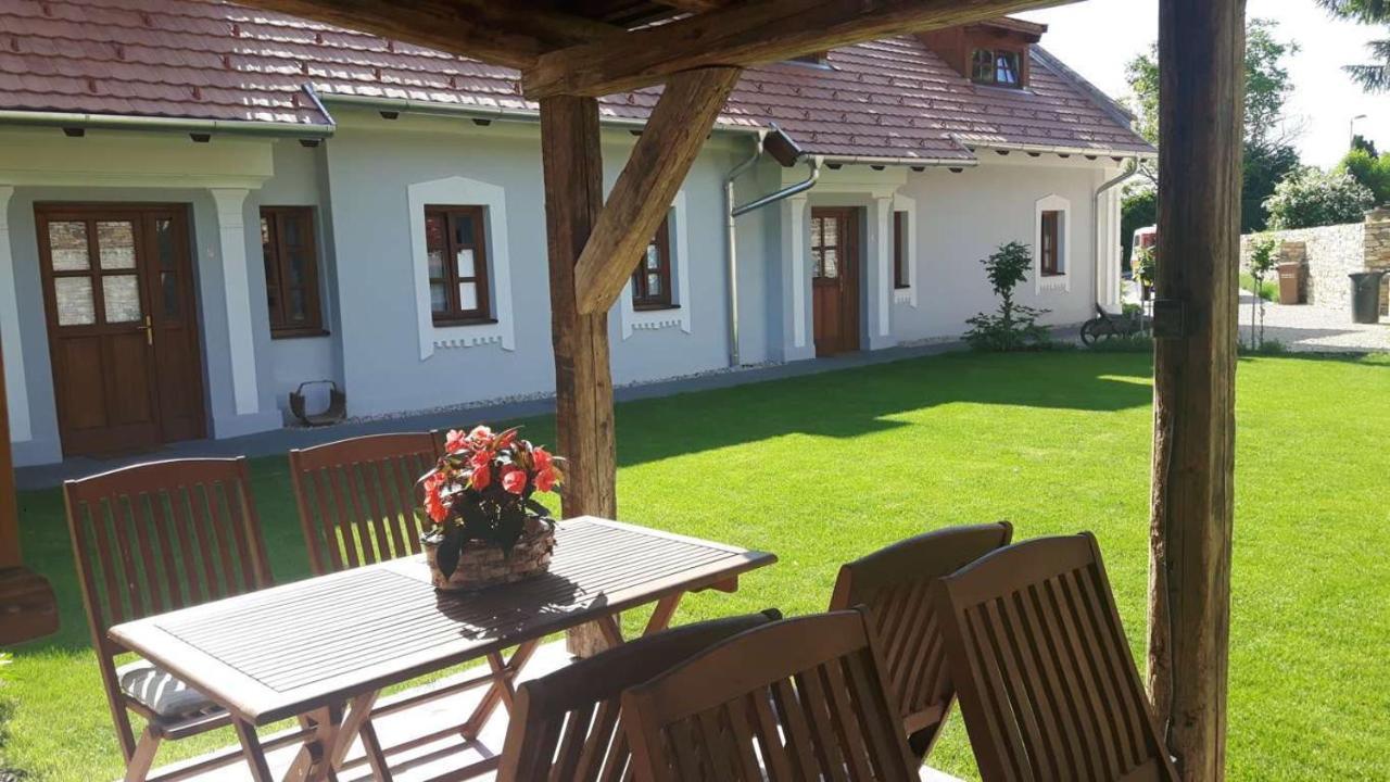 Aracsi Vendeghaz Hotel Balatonfured Exterior photo