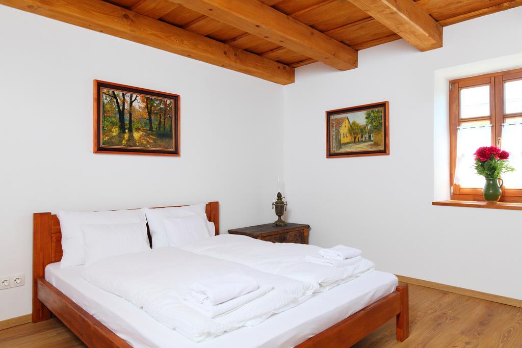 Aracsi Vendeghaz Hotel Balatonfured Exterior photo