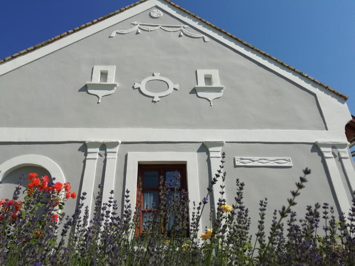 Aracsi Vendeghaz Hotel Balatonfured Exterior photo