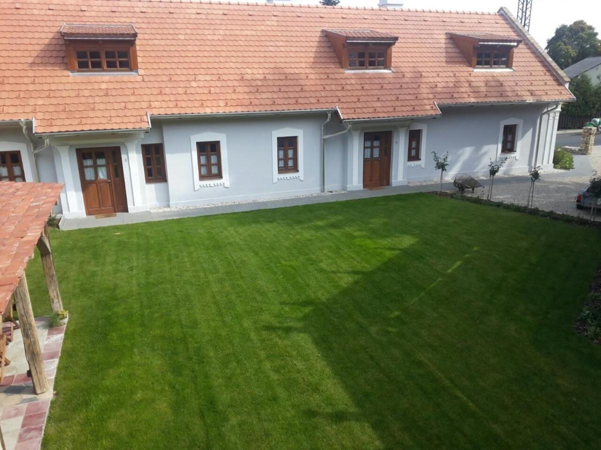 Aracsi Vendeghaz Hotel Balatonfured Exterior photo