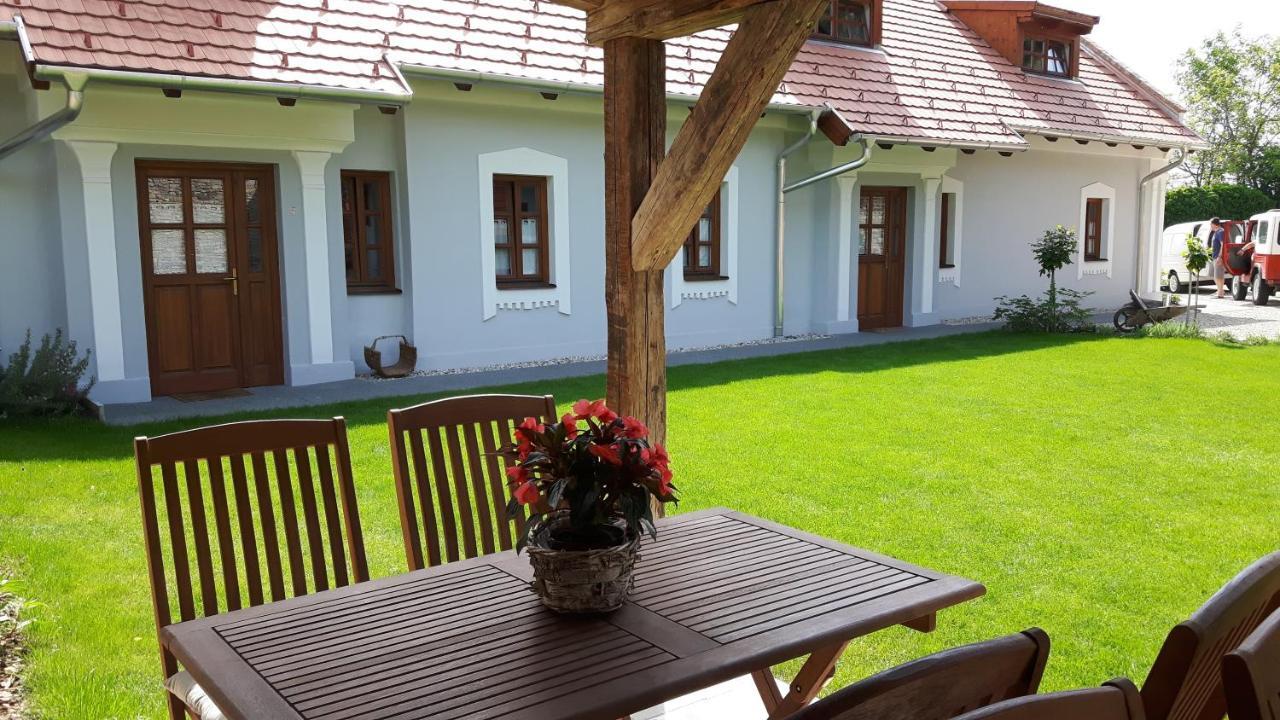 Aracsi Vendeghaz Hotel Balatonfured Exterior photo