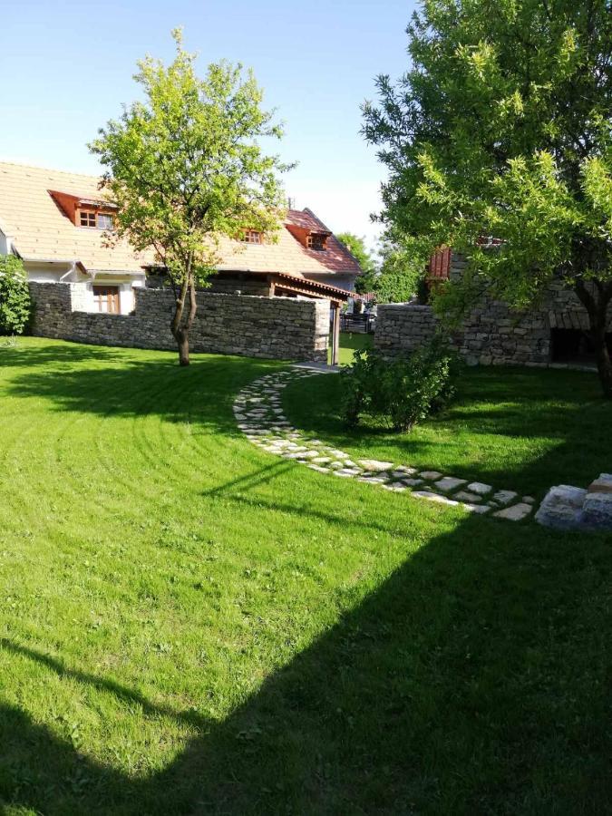 Aracsi Vendeghaz Hotel Balatonfured Exterior photo
